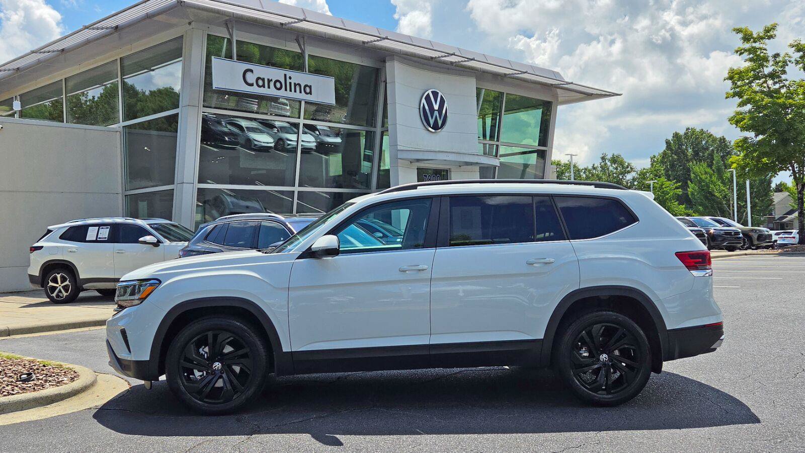 Certified 2023 Volkswagen Atlas SE w/ Black Wheel Package FWD image 2