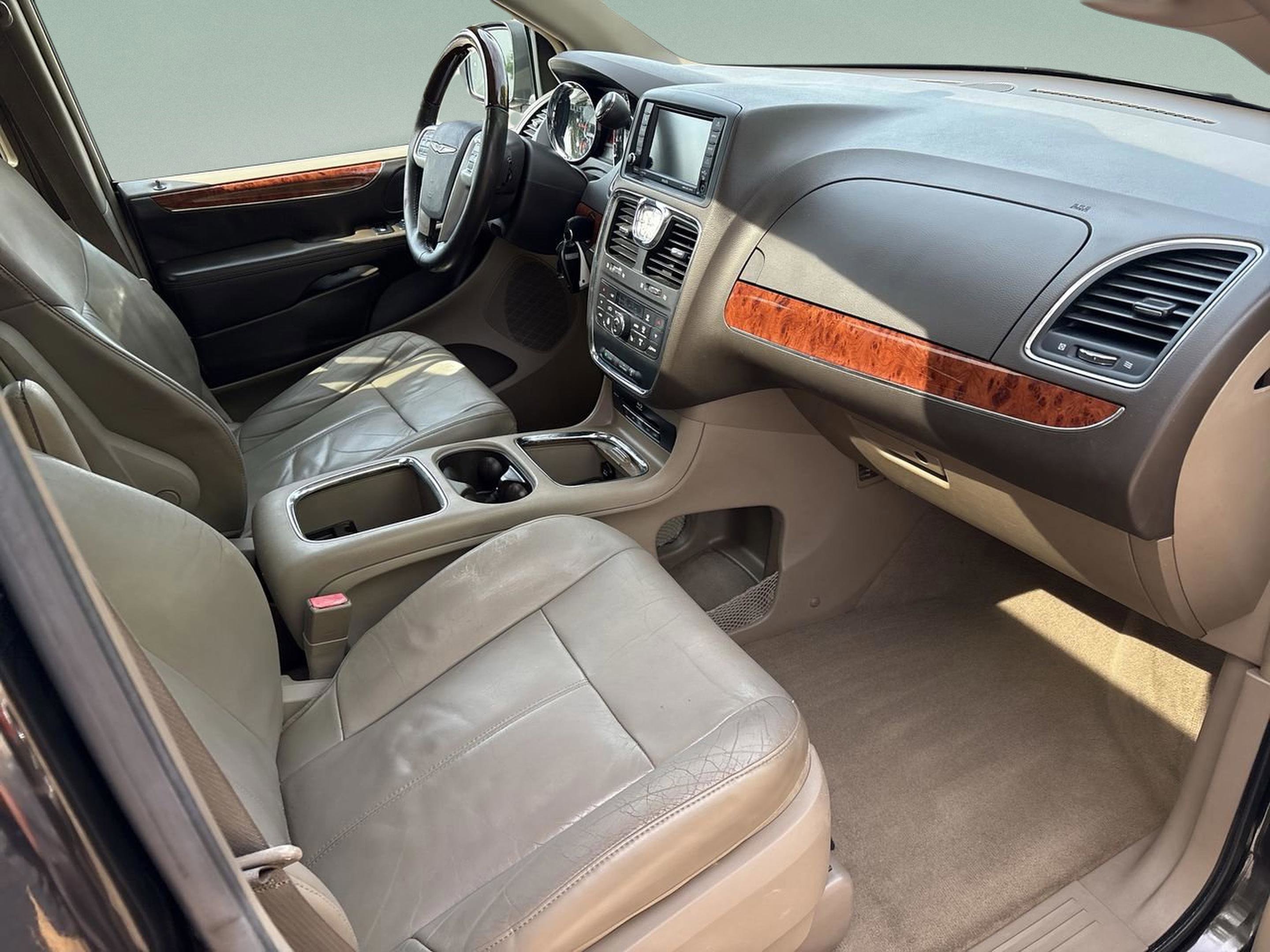 Used 2015 Chrysler Town & Country Limited Platinum FWD image 20