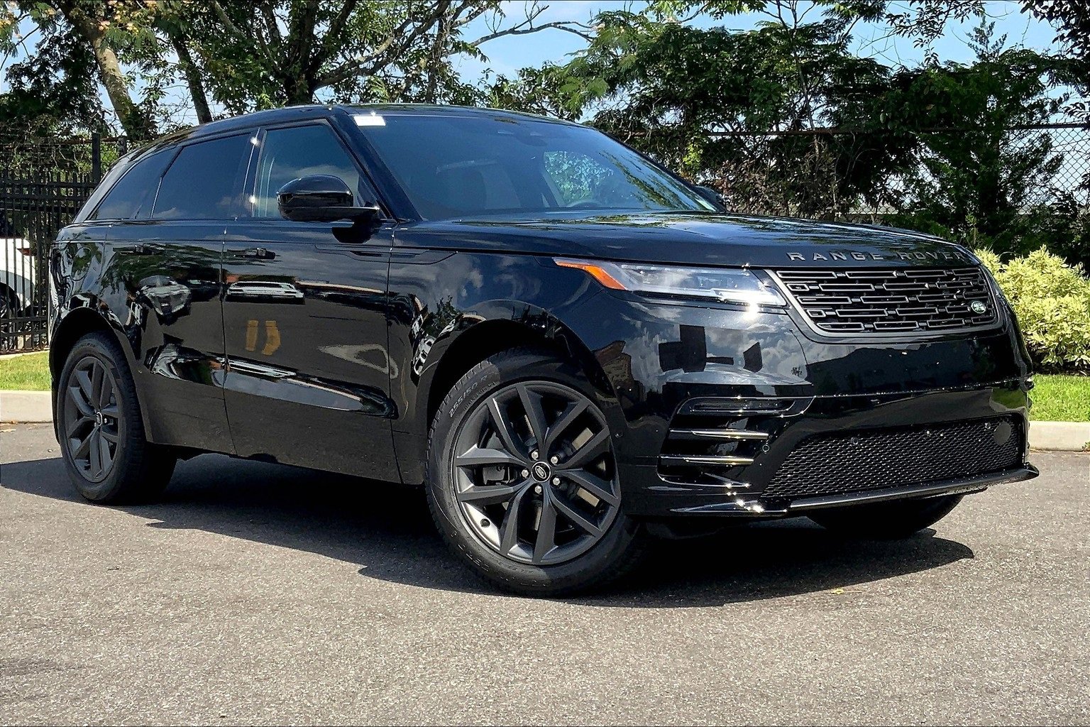 New 2026 Land Rover Range Rover Velar Dynamic SE image 2