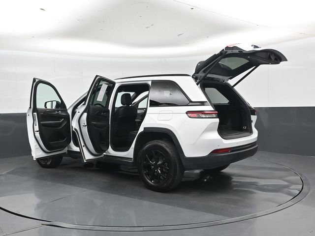 Used 2025 Jeep Grand Cherokee Altitude AWD/4WD image 47