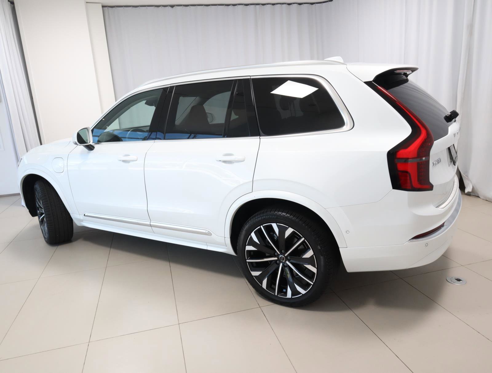 Used 2025 Volvo XC90 T8 Ultra w/ Protection Package Premier AWD/4WD image 3