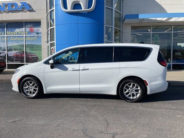 Used 2023 Chrysler Pacifica Touring-L image 2