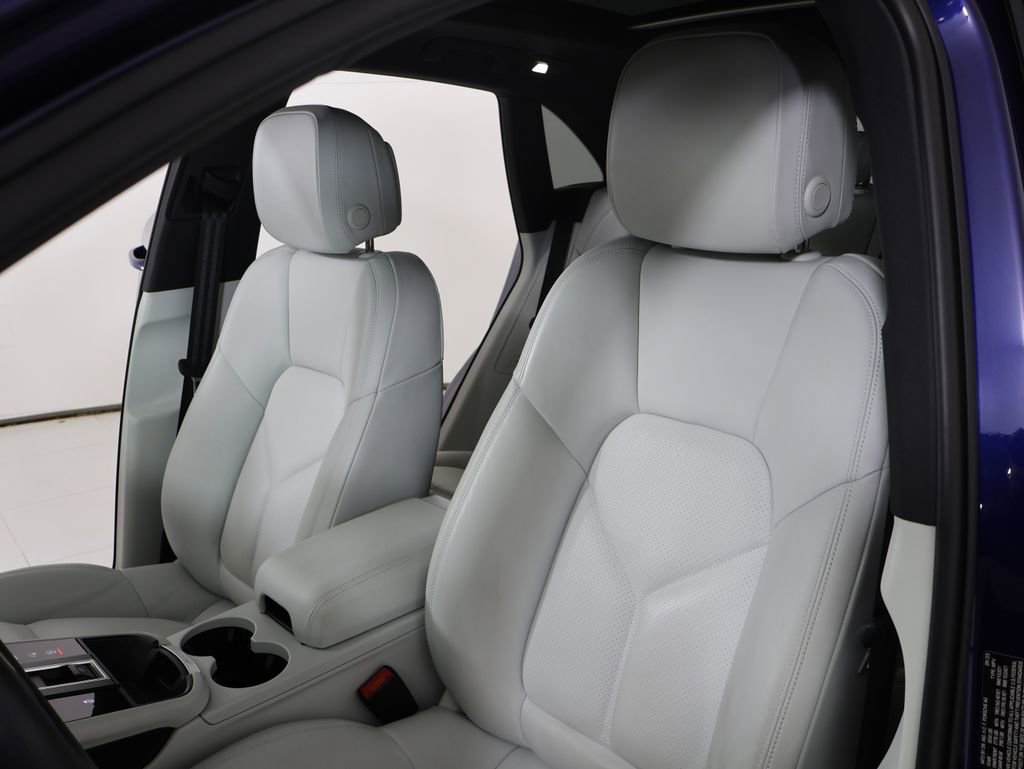 Certified 2024 Porsche Macan image 12