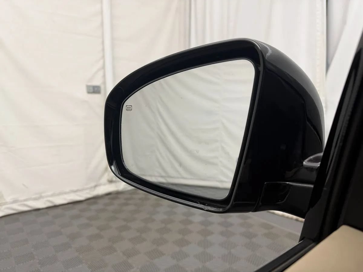 Used 2016 Nissan Pathfinder Platinum w/ Family Entertainment Package FWD image 16