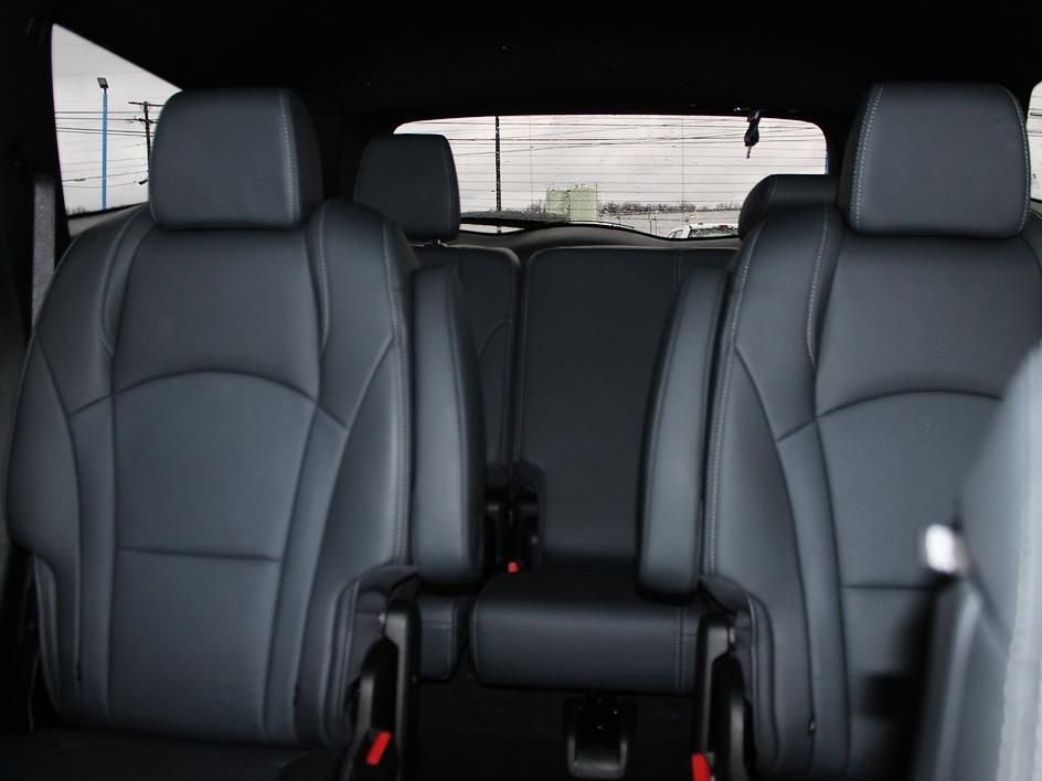 Used 2023 Buick Enclave Essence w/ Sport Touring Edition image 27