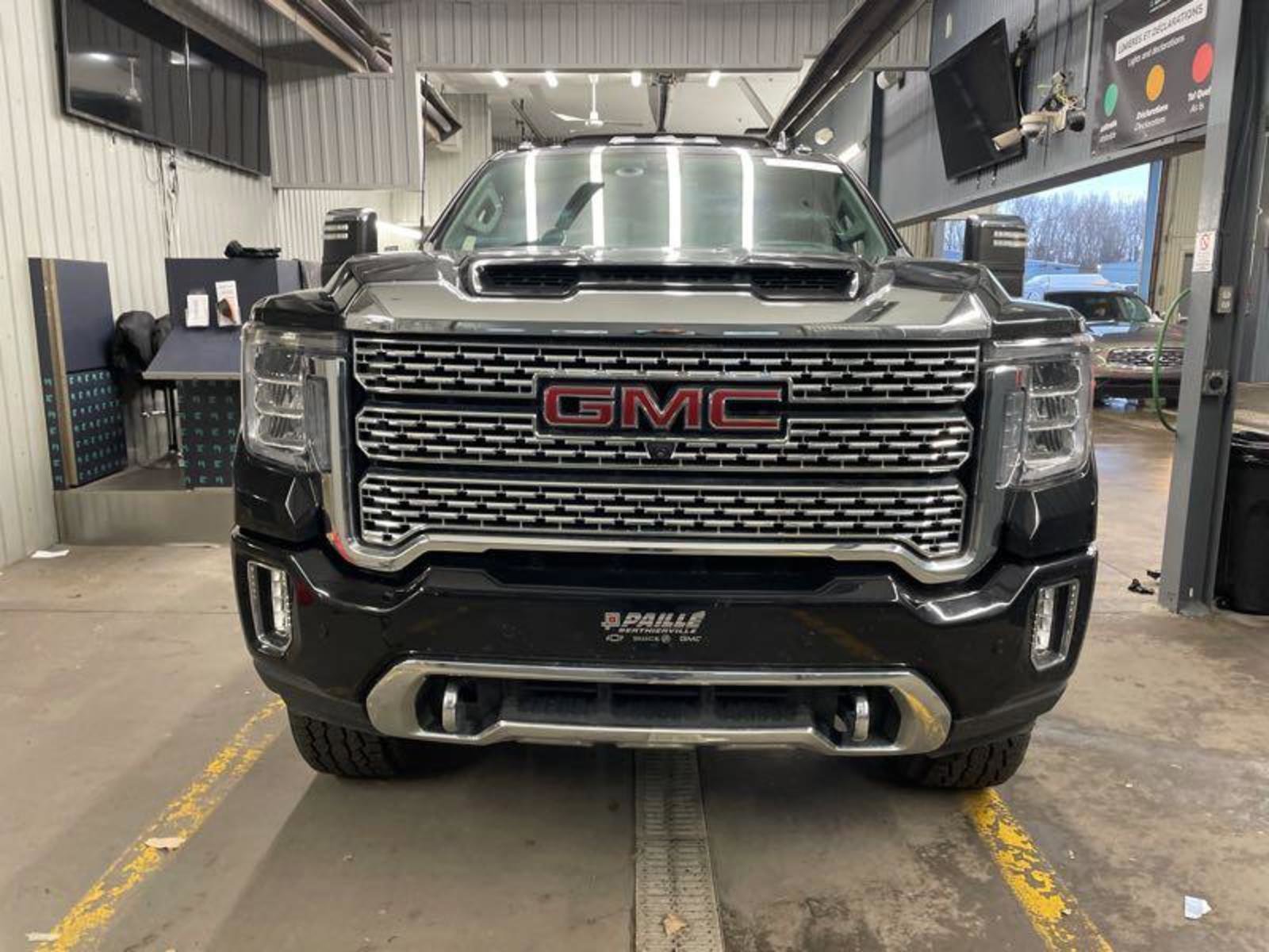 Used 2023 GMC Sierra 2500 Denali w/ Denali Black Diamond Edition image 7