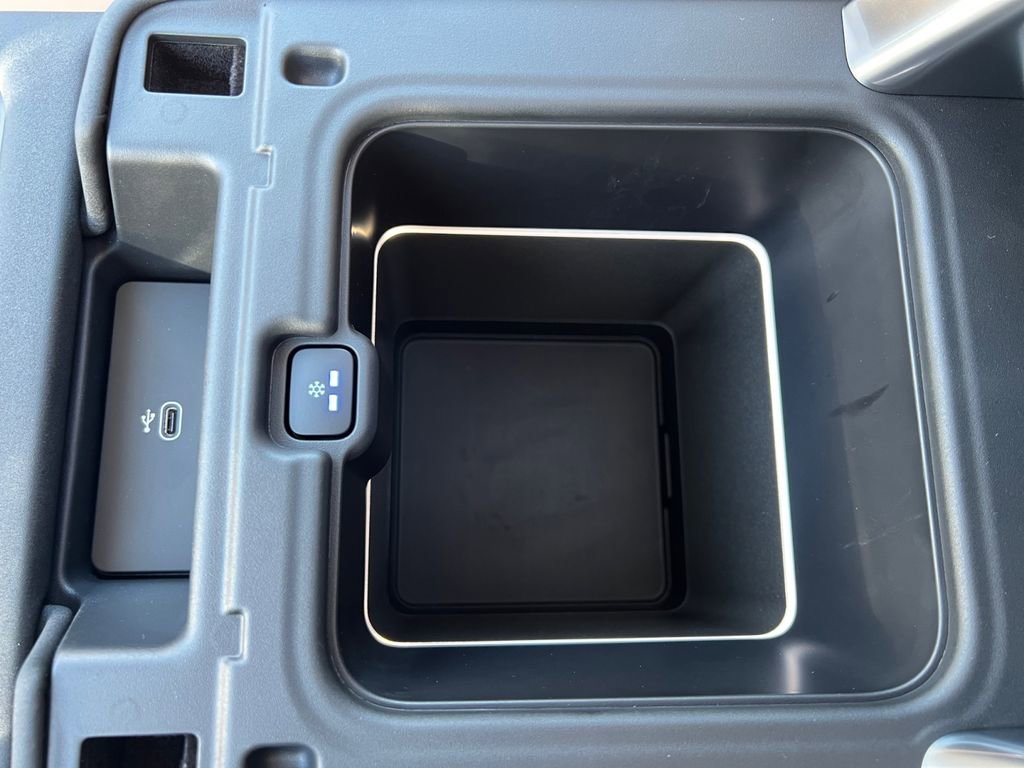 New 2025 Land Rover Discovery Metropolitan Edition image 32