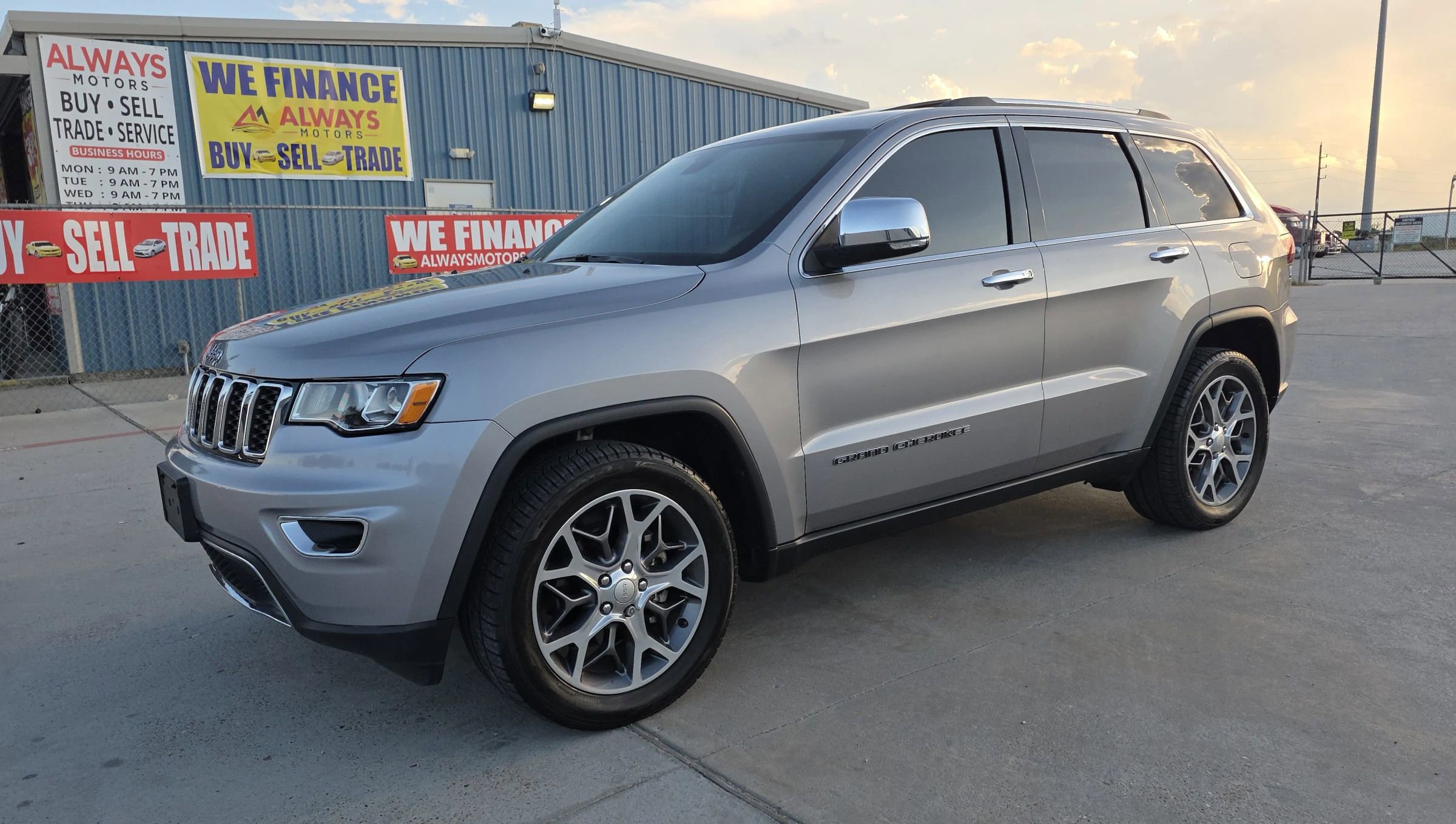 Used 2020 Jeep Grand Cherokee Limited image 2