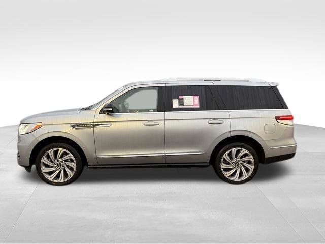 Used 2023 Lincoln Navigator Reserve AWD/4WD image 6