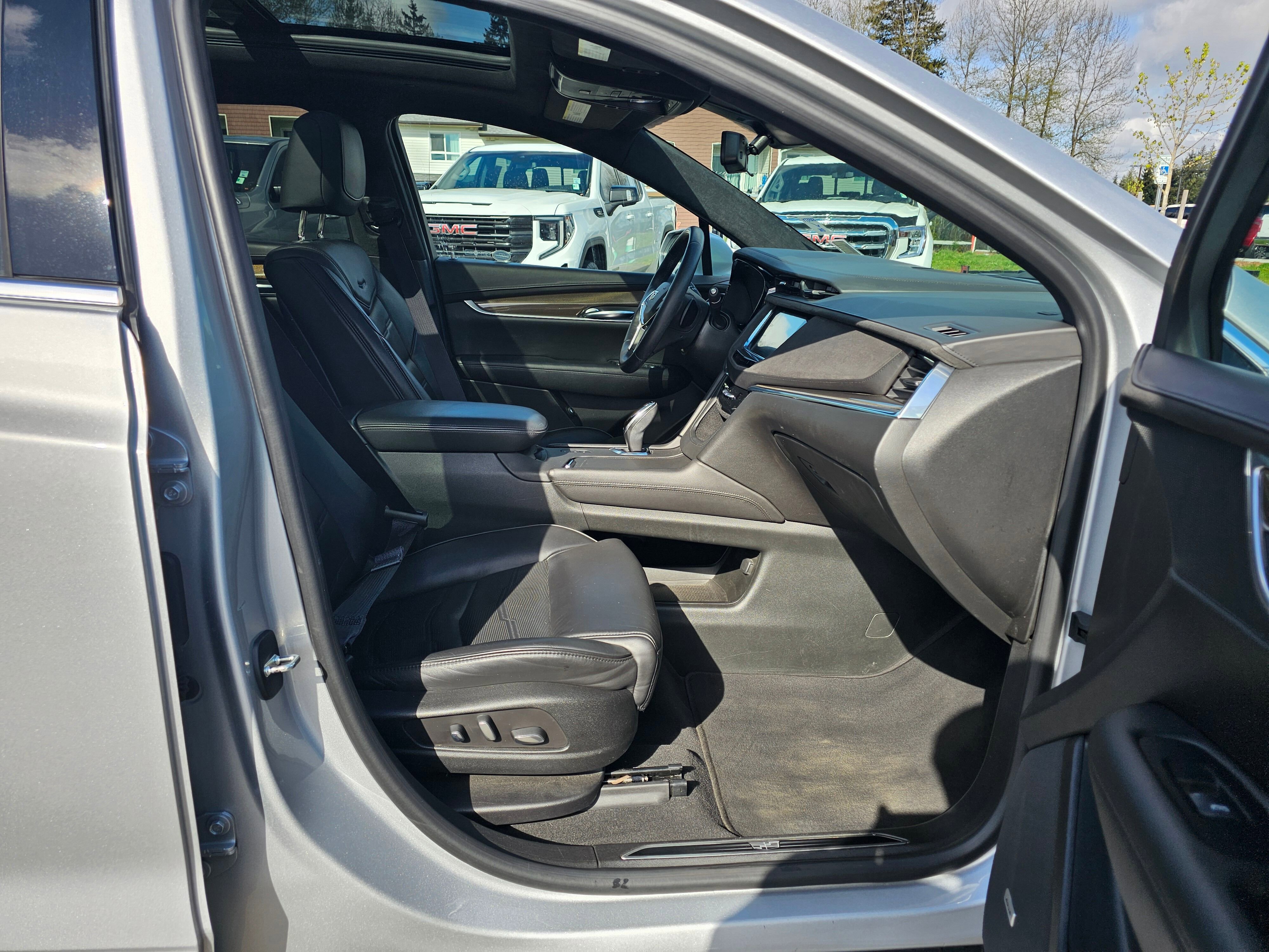 Used 2017 Cadillac XT5 Platinum w/ Driver Assist Package image 33