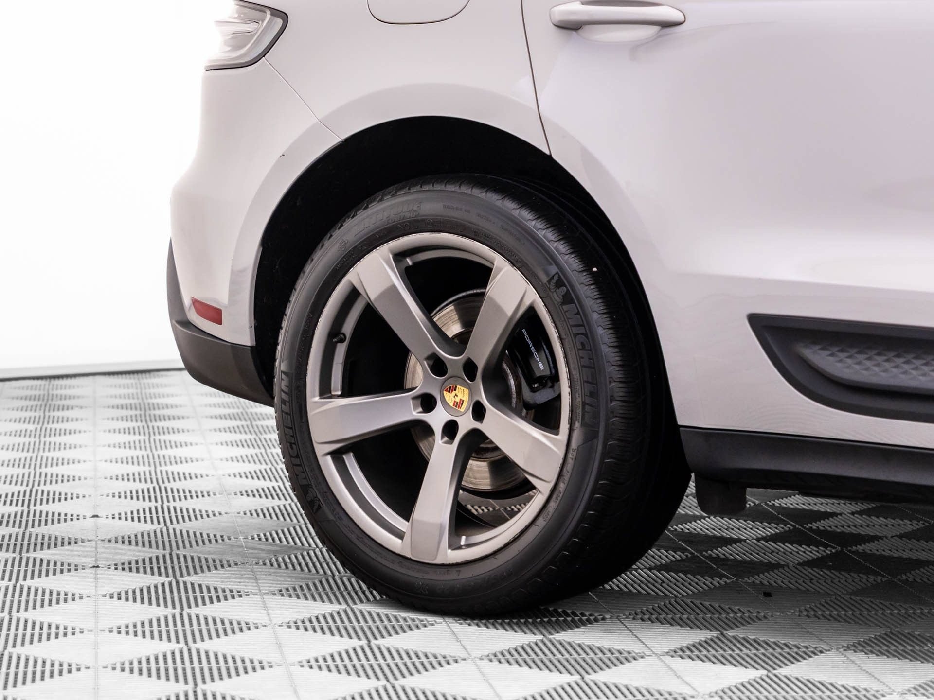 Certified 2023 Porsche Macan AWD/4WD image 42