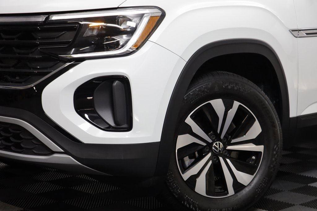 Used 2025 Volkswagen Atlas Cross Sport SE image 3