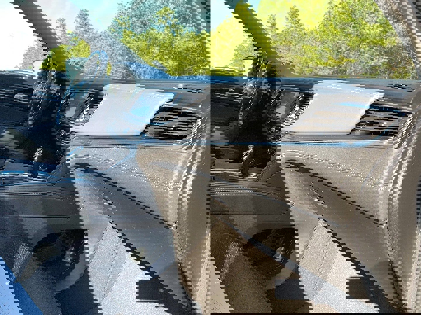 Used 2020 Buick Enclave Essence image 23