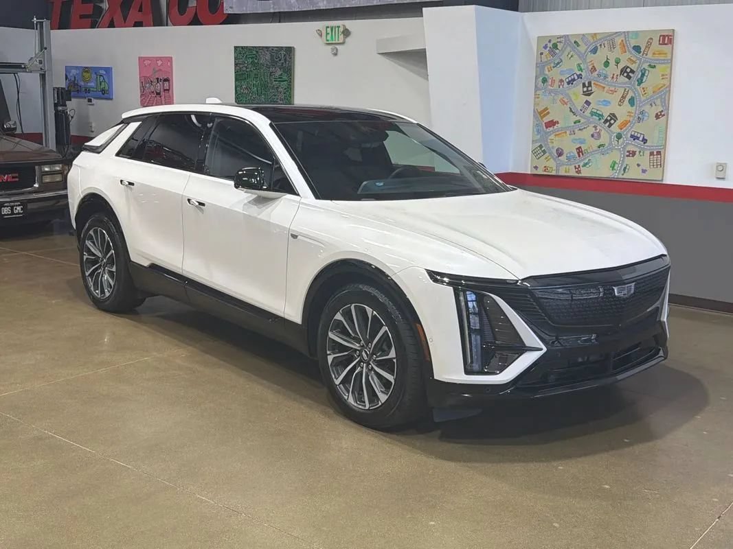 Used 2024 Cadillac Lyriq Sport AWD/4WD image 22