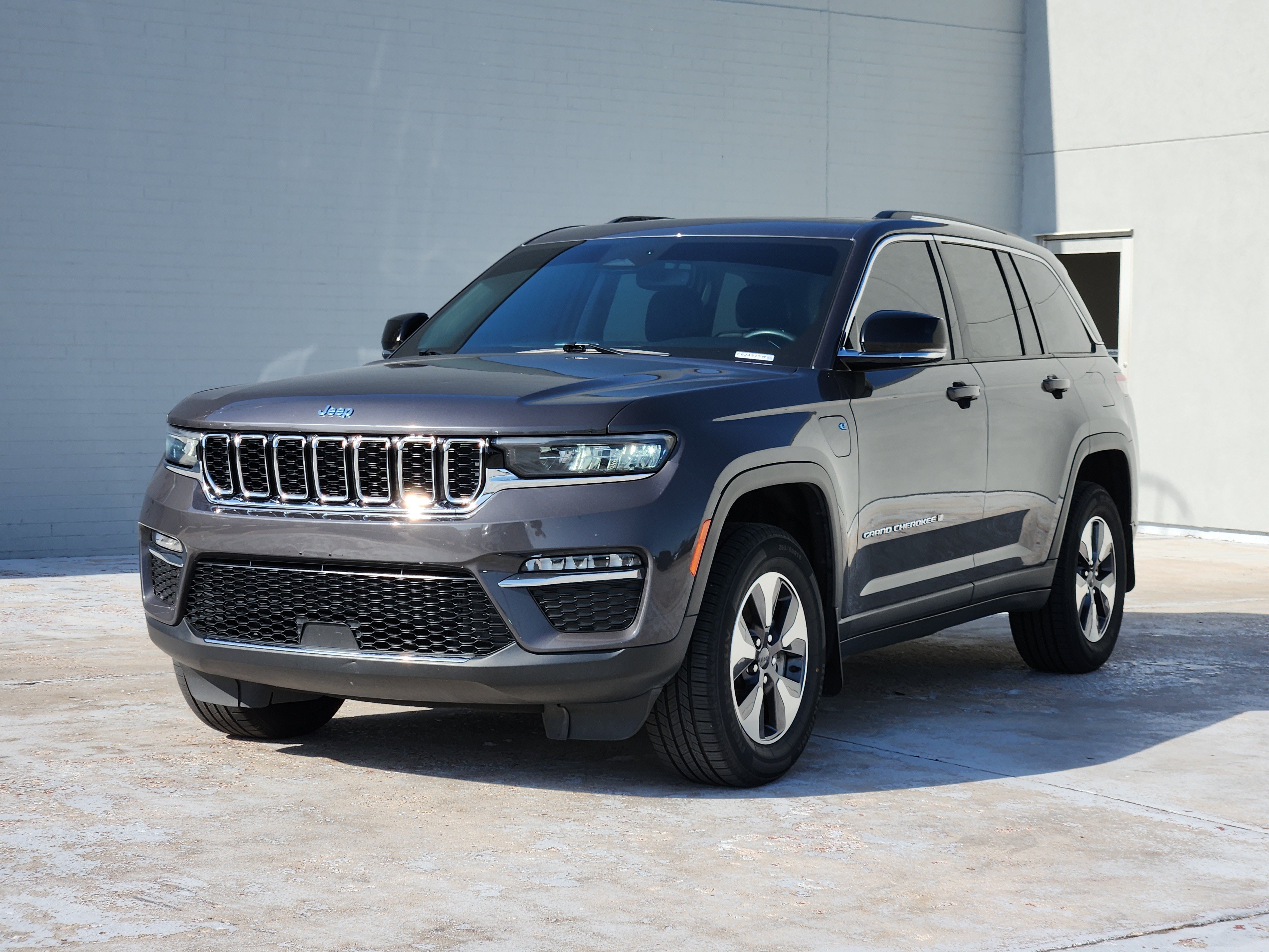 Used 2023 Jeep Grand Cherokee 4WD 4xe image 4
