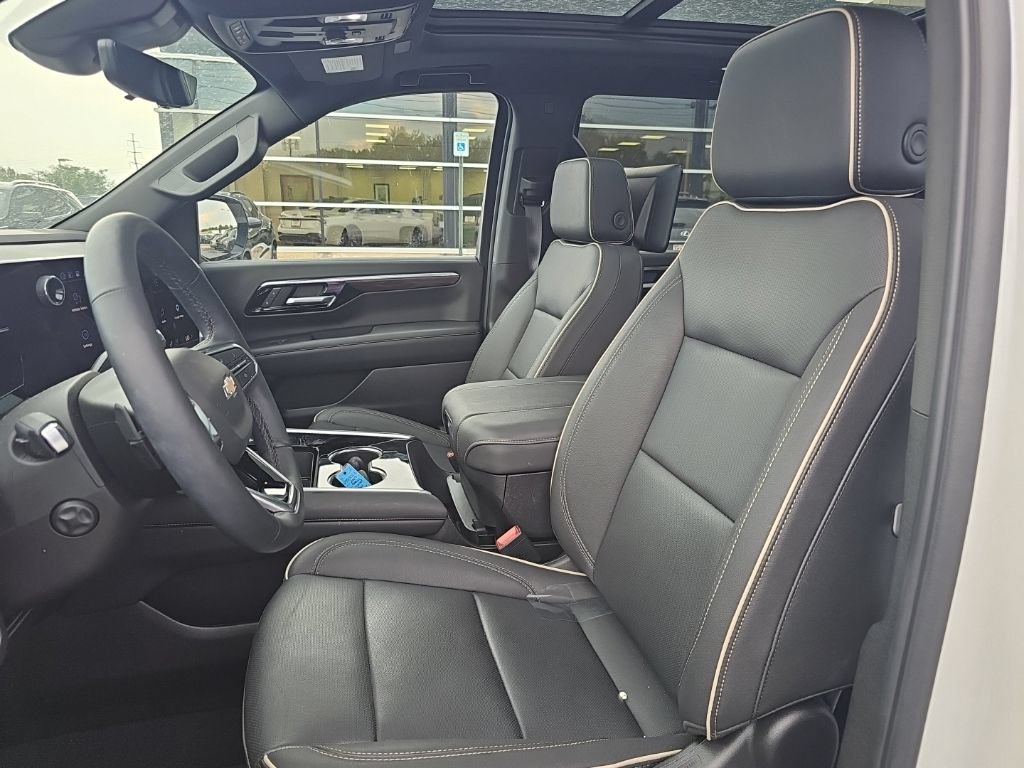 Used 2025 Chevrolet Tahoe Premier AWD/4WD image 3