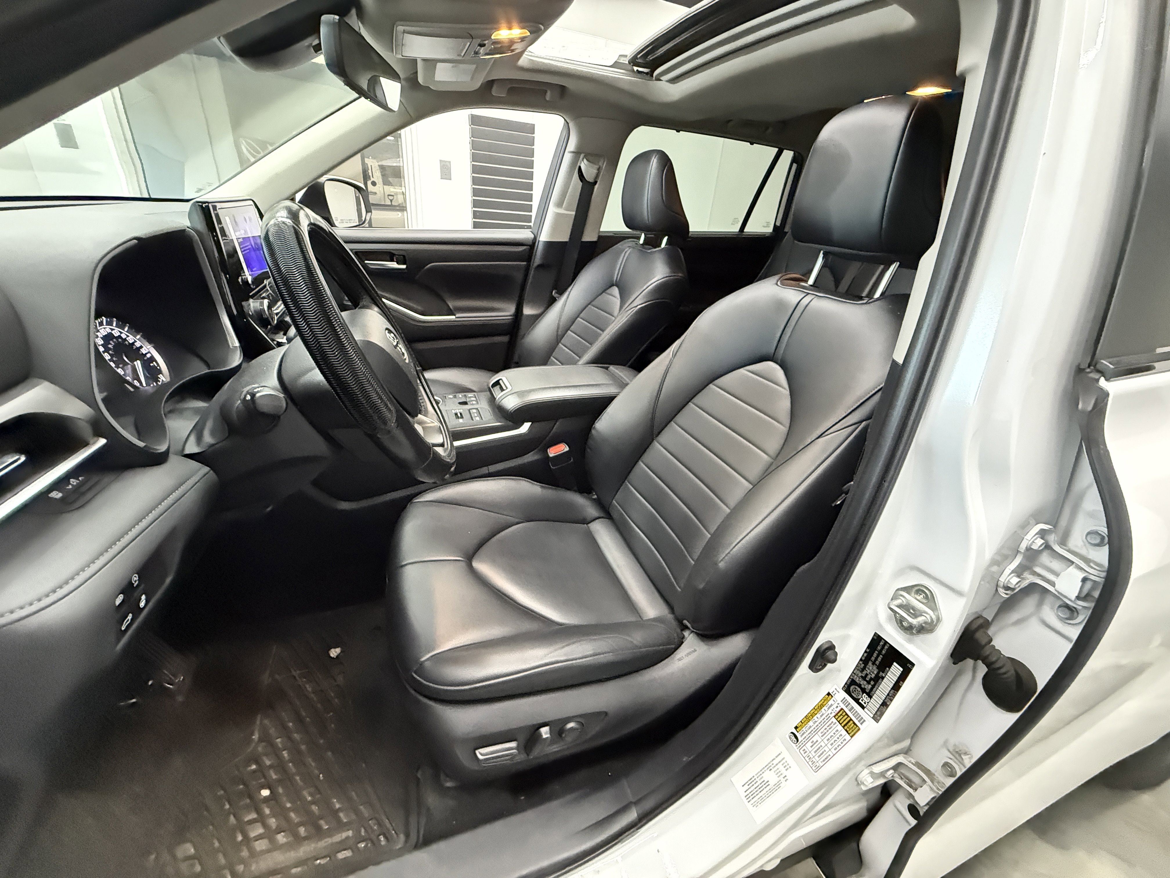 Used 2024 Toyota Highlander XLE image 10