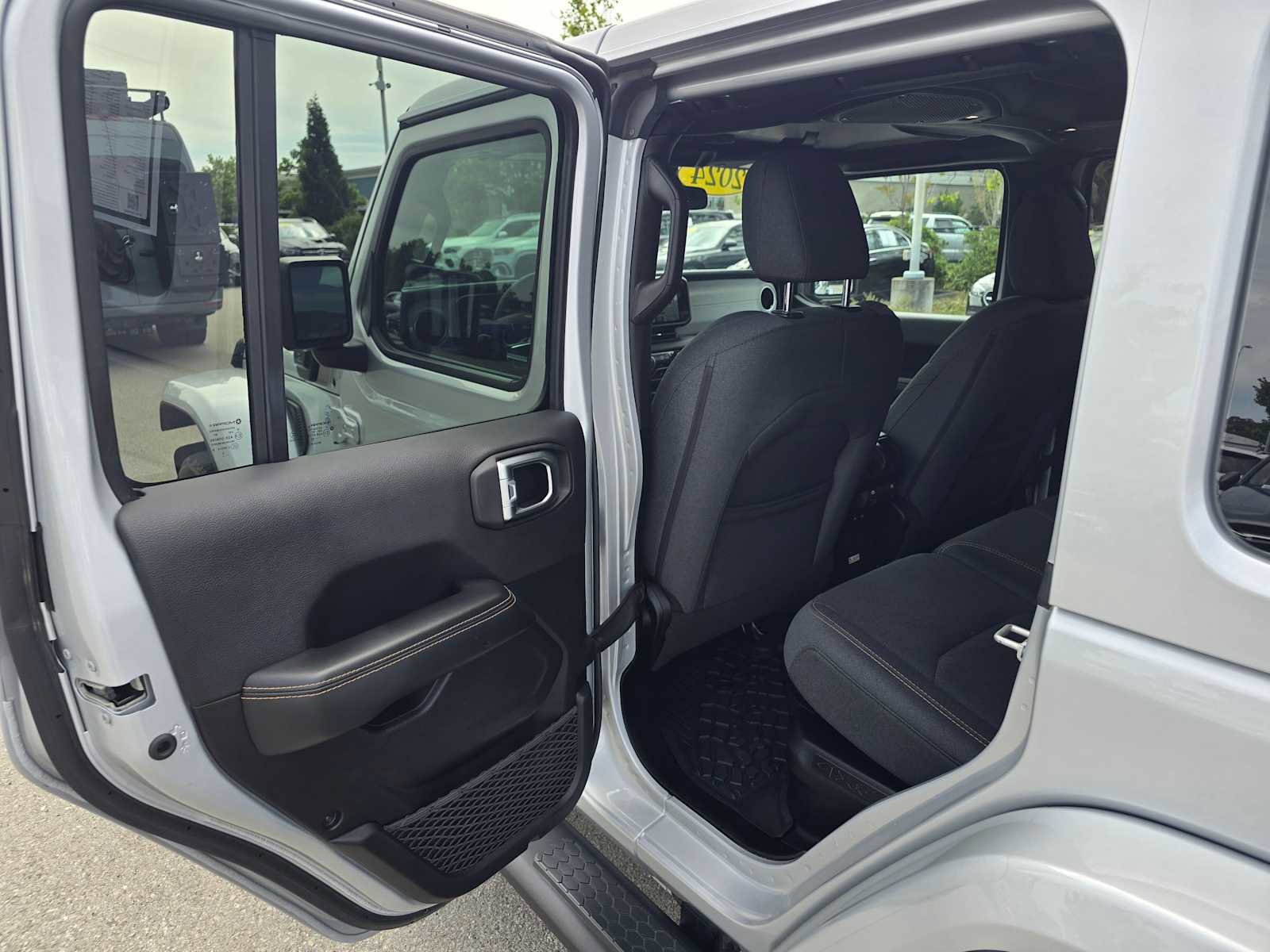 Used 2024 Jeep Wrangler Unlimited Sahara AWD/4WD image 17