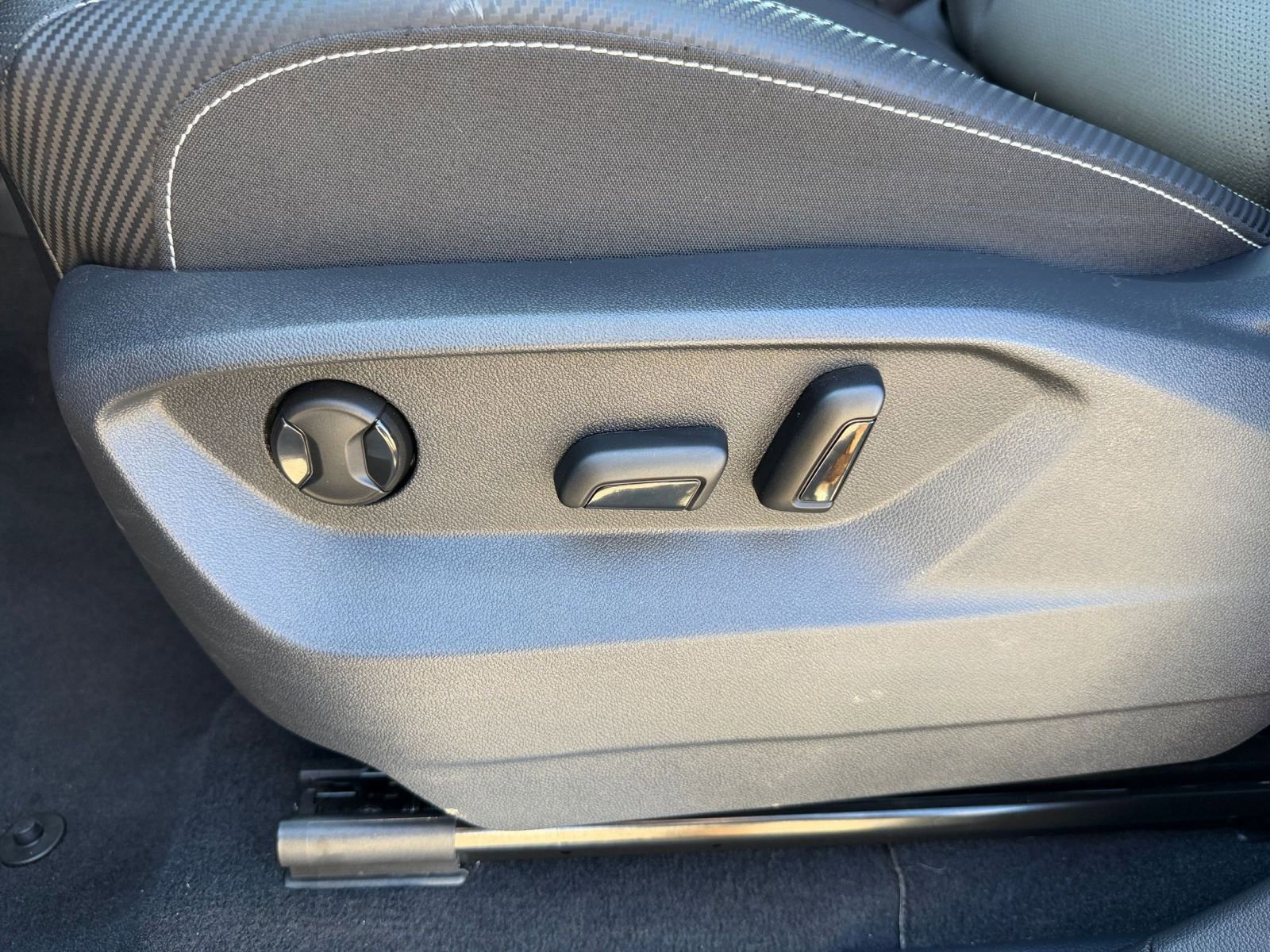 Used 2025 Volkswagen Atlas Cross Sport SE image 23