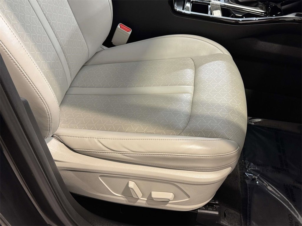 Used 2023 Kia Sorento SX image 11