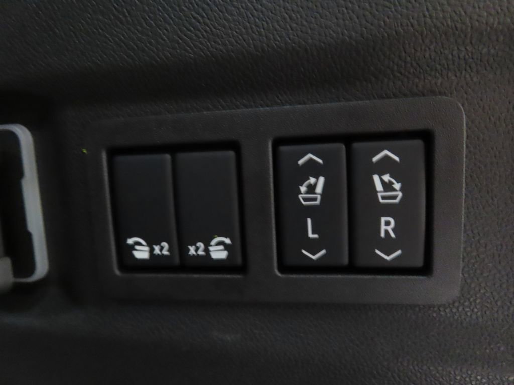 Used 2025 GMC Yukon Denali w/ Sun & Power Step Package image 38