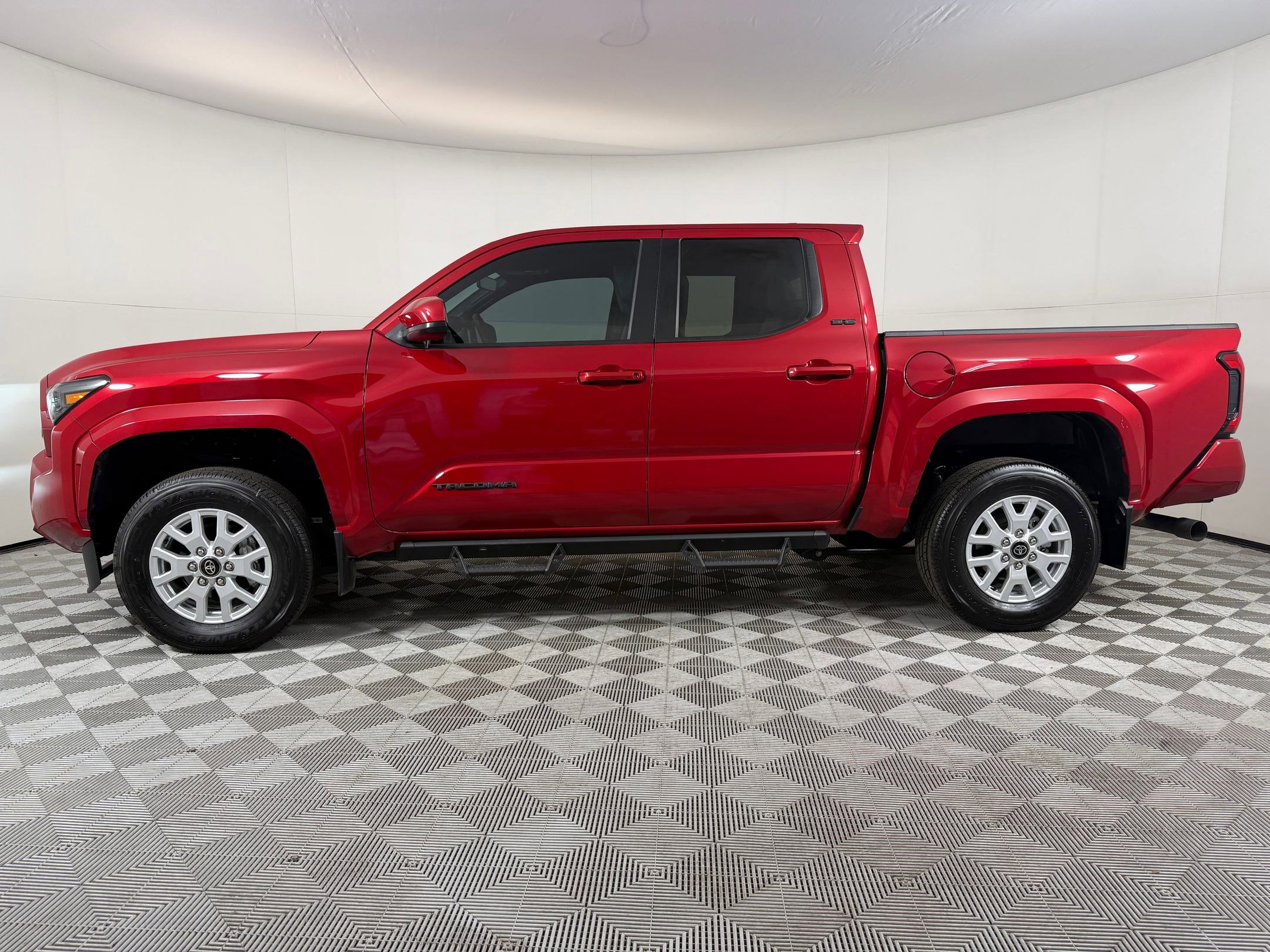 Used 2024 Toyota Tacoma SR5 AWD/4WD image 2