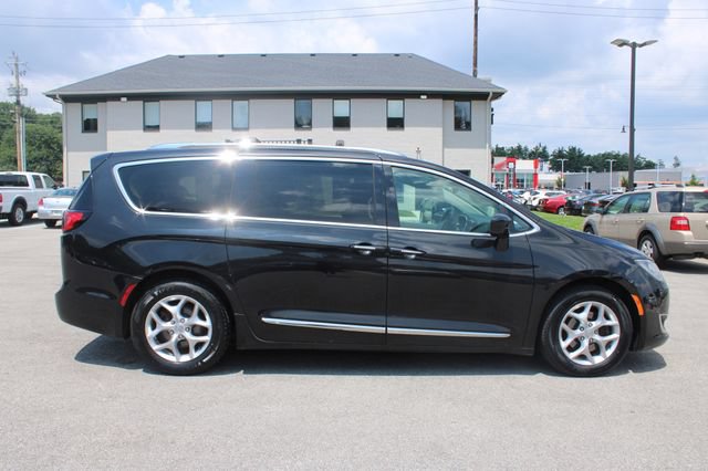 Used 2018 Chrysler Pacifica Touring-L Plus w/ Tire & Wheel Group FWD image 6