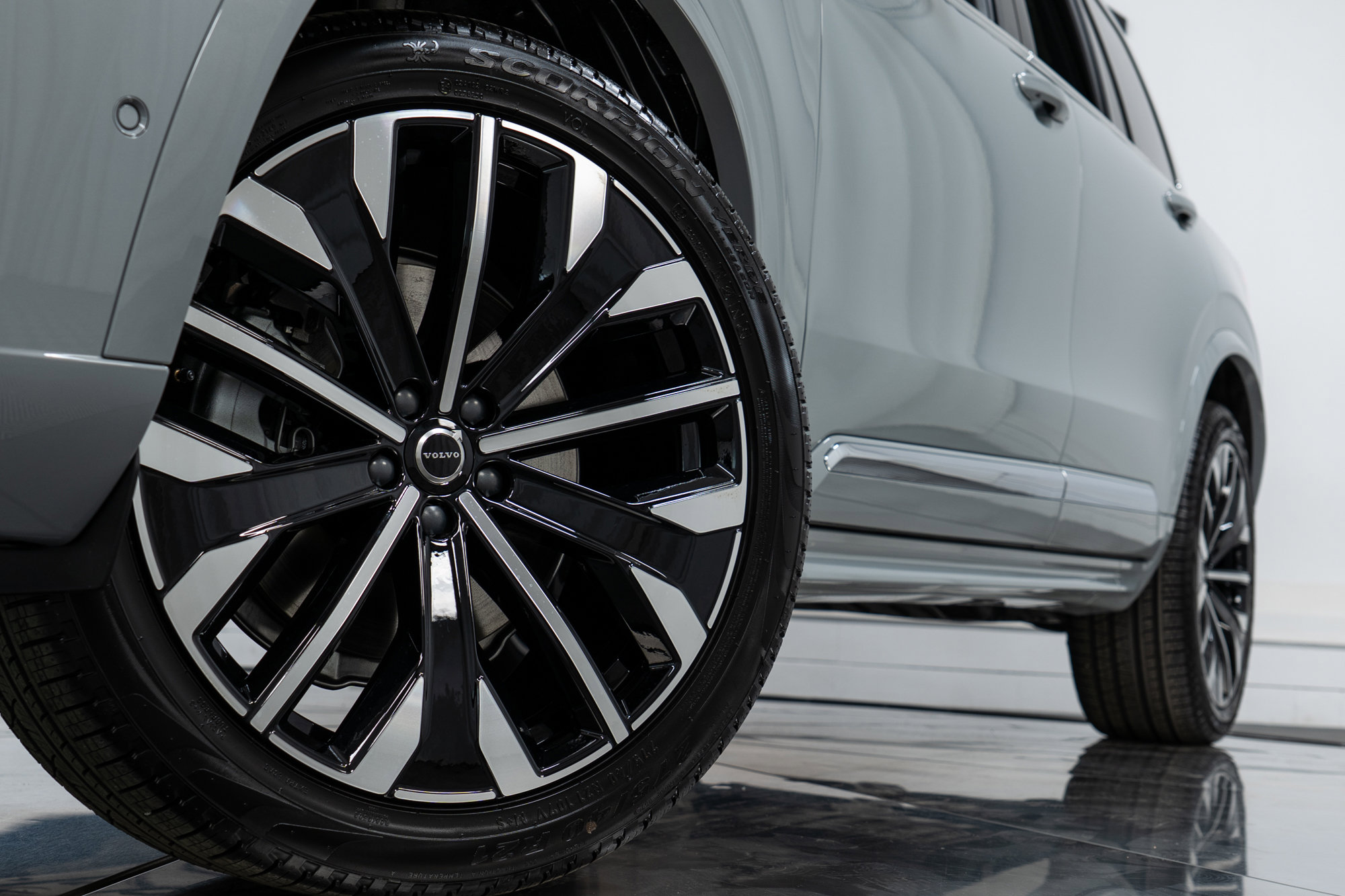 New 2026 Volvo XC90 B6 Plus w/ Protection Package Premier image 28