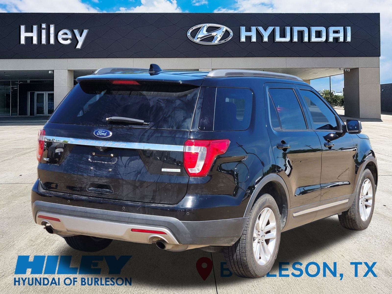 Used 2017 Ford Explorer XLT w/ Equipment Group 202A FWD image 4