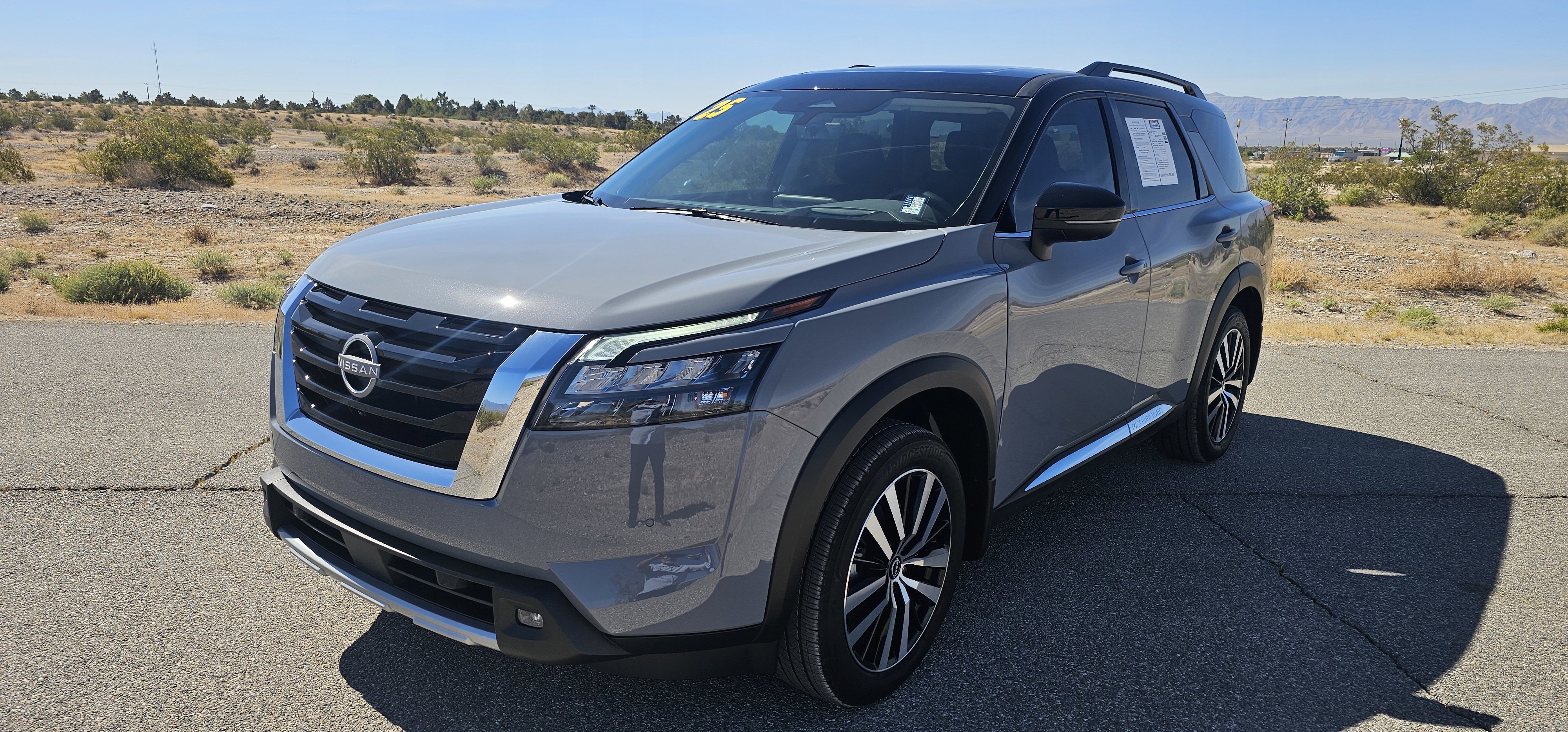 Used 2025 Nissan Pathfinder Platinum FWD image 1
