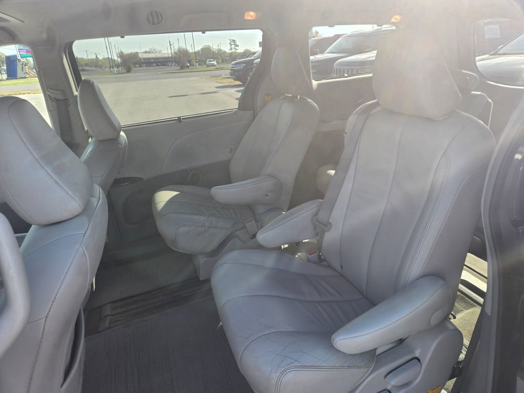 Used 2014 Toyota Sienna XLE FWD image 8
