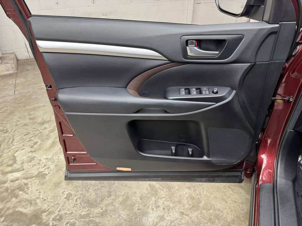 Used 2018 Toyota Highlander XLE image 11