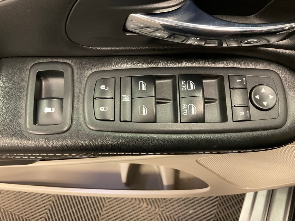 Used 2018 Dodge Grand Caravan SXT FWD image 18