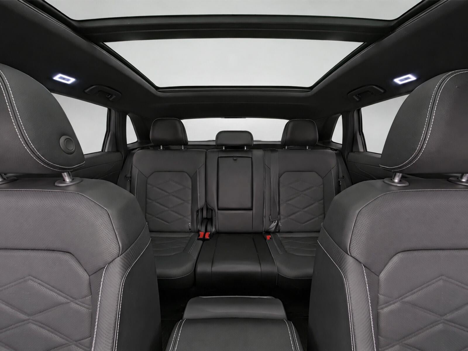 Used 2024 Volkswagen Atlas Cross Sport SE w/ Panoramic Sunroof Package AWD/4WD image 15