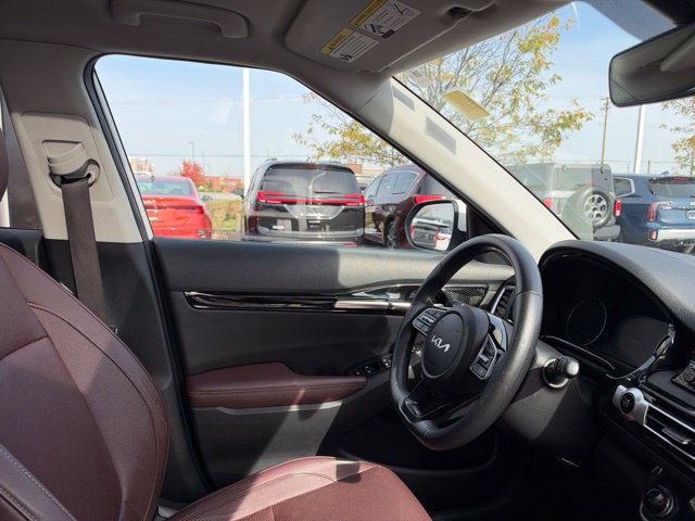 Certified 2022 Kia Seltos SX w/ Sunroof Package AWD/4WD image 39