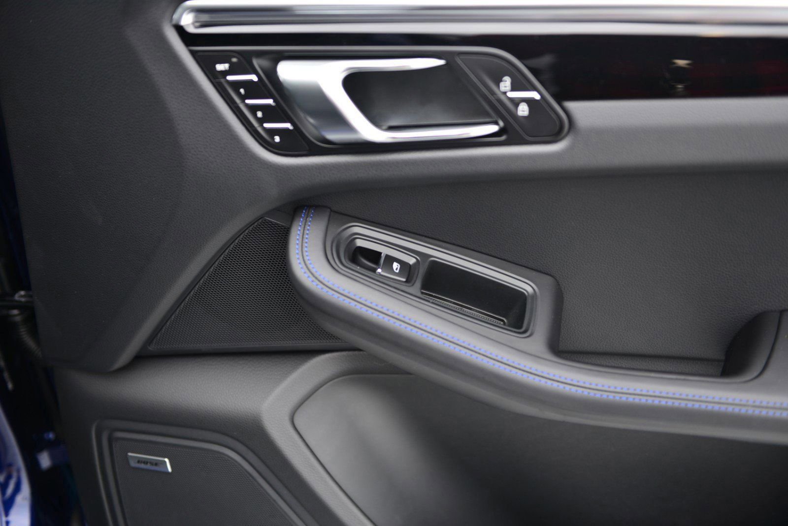 Used 2025 Porsche Macan image 25