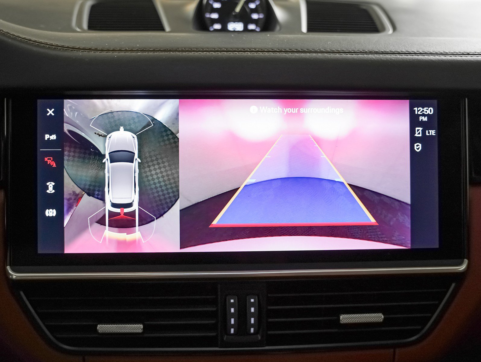 Certified 2022 Porsche Cayenne E-Hybrid w/ Premium Package image 24