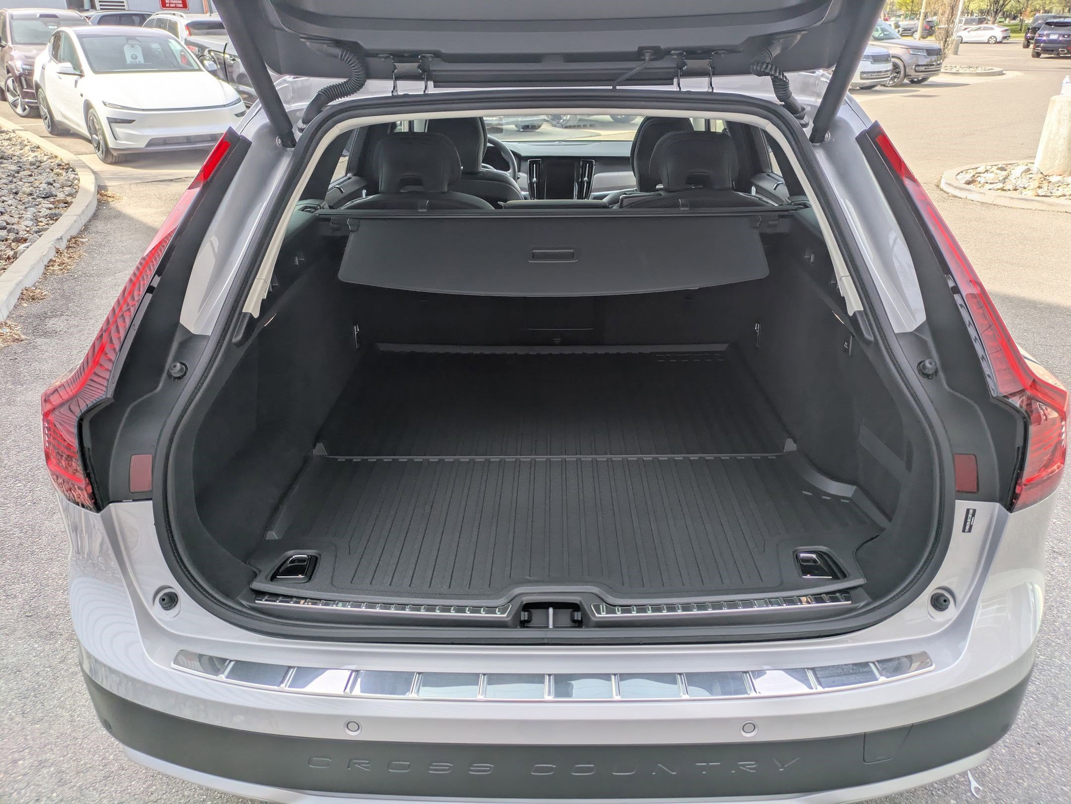 Used 2025 Volvo V90 B6 Cross Country Ultra w/ Protection Package Premier image 28