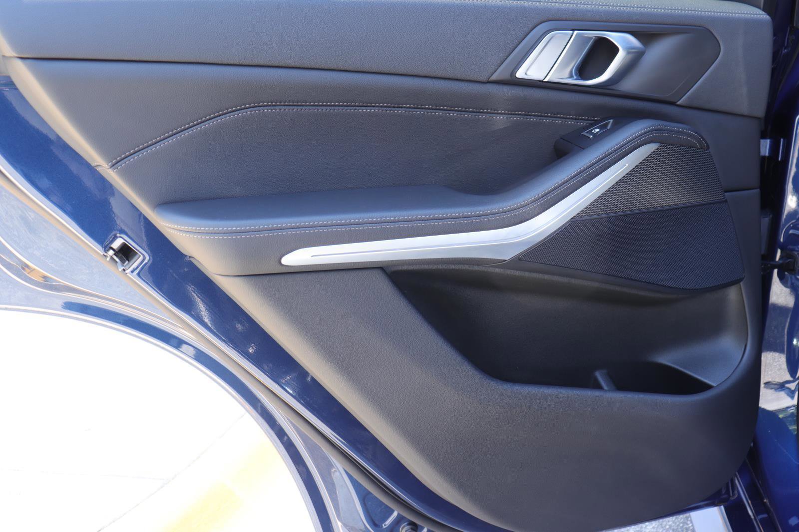 Used 2022 BMW X5 sDrive40i w/ M Sport Package image 11