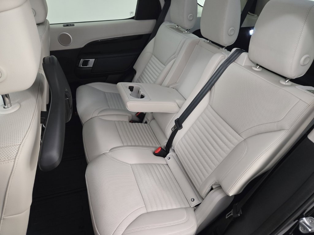 Certified 2025 Land Rover Discovery S AWD/4WD image 22