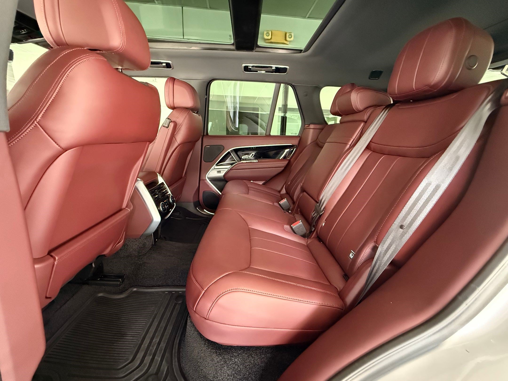 Certified 2025 Land Rover Range Rover SE AWD/4WD image 13