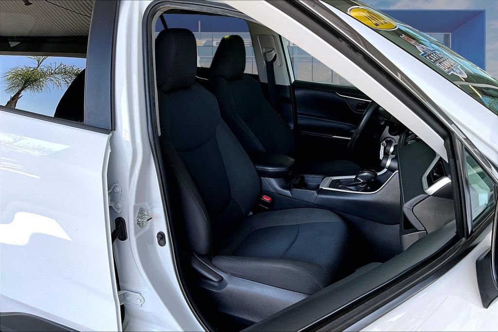 Used 2021 Toyota RAV4 LE FWD image 16