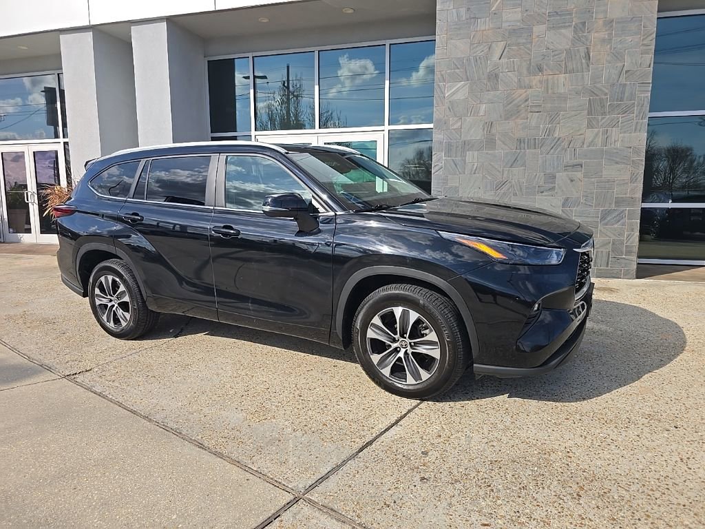 Used 2024 Toyota Highlander XLE image 2