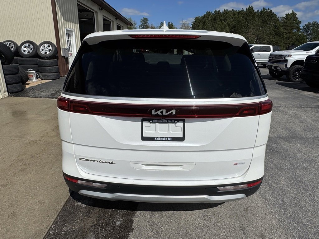 Used 2022 Kia Carnival LX image 4