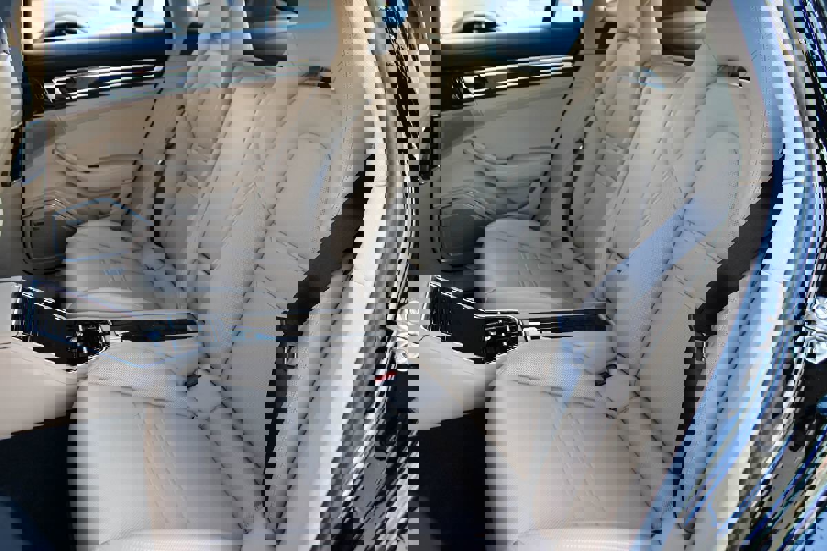 Used 2021 Porsche Panamera w/ Premium Package image 19