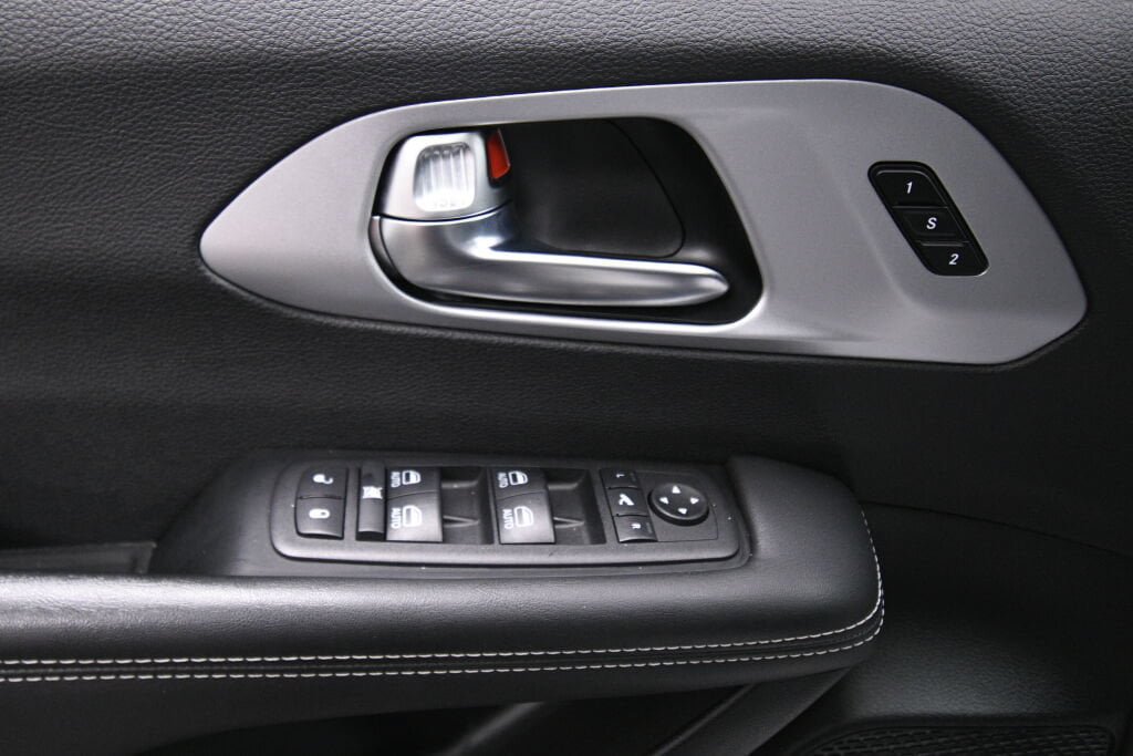 Used 2025 Chrysler Pacifica Limited FWD image 11