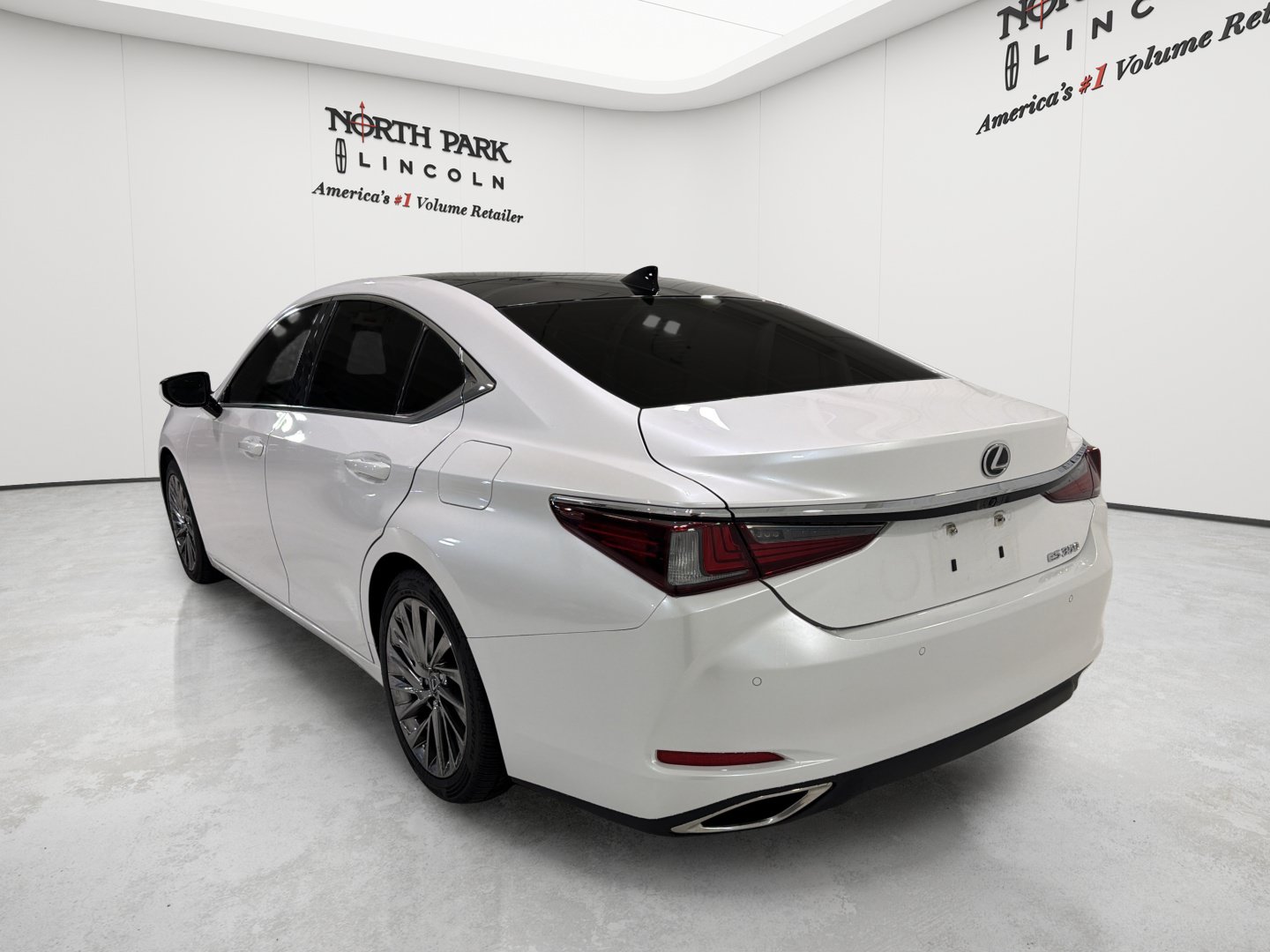 Used 2025 Lexus ES 350 Ultra Luxury w/ Accessory Package (Z2) FWD image 3