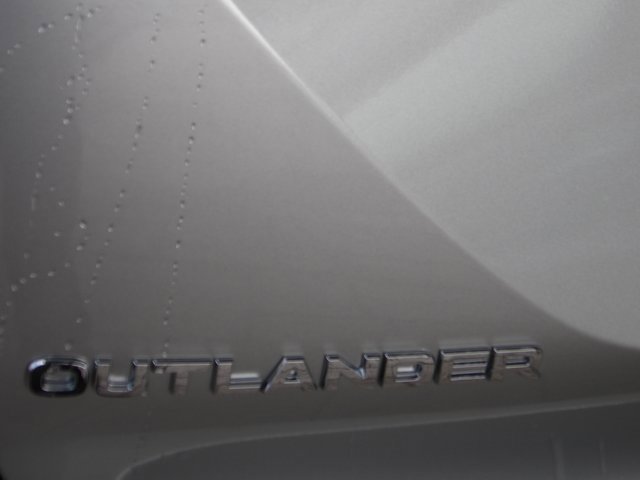 New 2025 Mitsubishi Outlander ES image 8