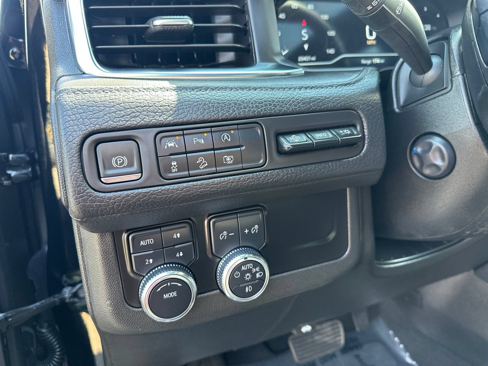 Used 2023 GMC Yukon Denali AWD/4WD image 16