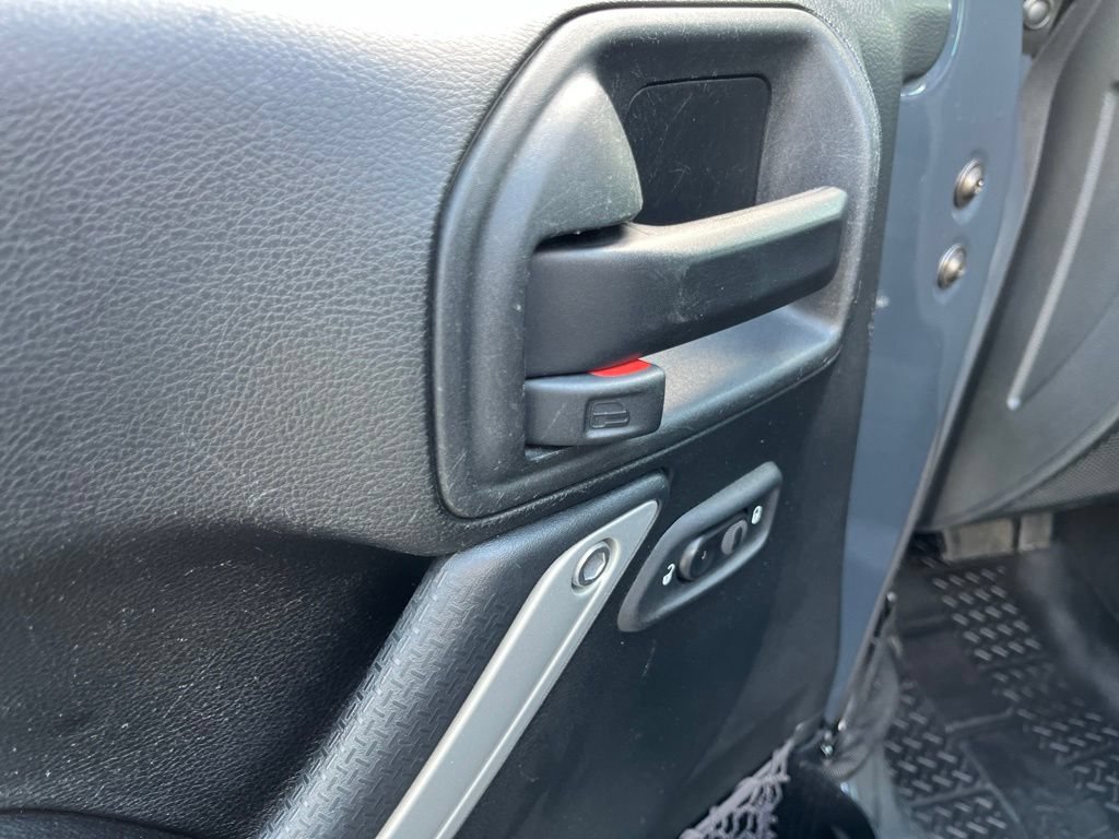 Used 2017 Jeep Wrangler Unlimited Rubicon w/ Cold Weather Group AWD/4WD image 31
